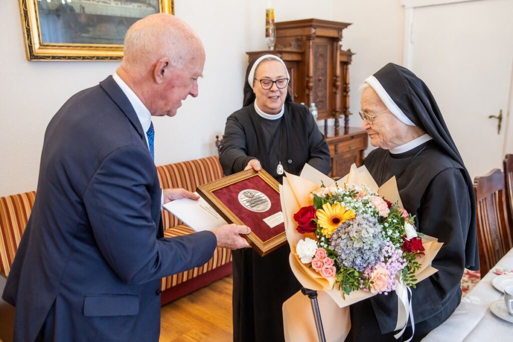 Awarding the Unitas Durat medal to Sister Rafaela Stefania Pdziesz, photo by Andrzej Goiński/UMWKP