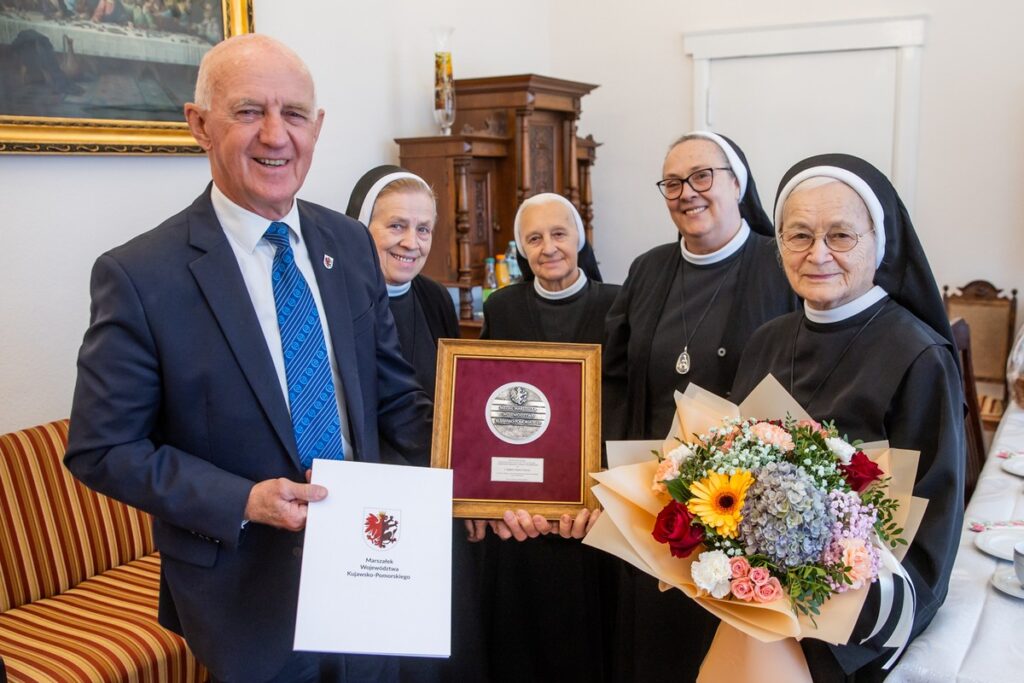 Awarding the Unitas Durat medal to Sister Rafaela Stefania Pędzisz, photo by Andrzej Goiński/UMWKP