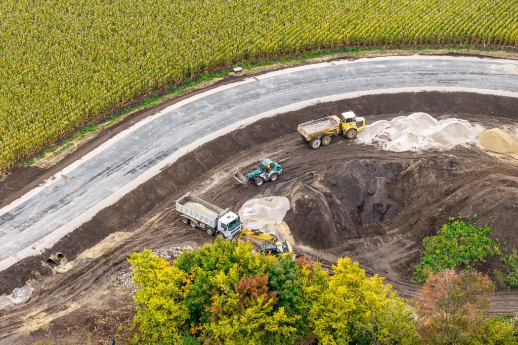 Budowa ronda w Broniewicach, fot. Szymon Zdziebło/tarantoga.pl dla UMWKP