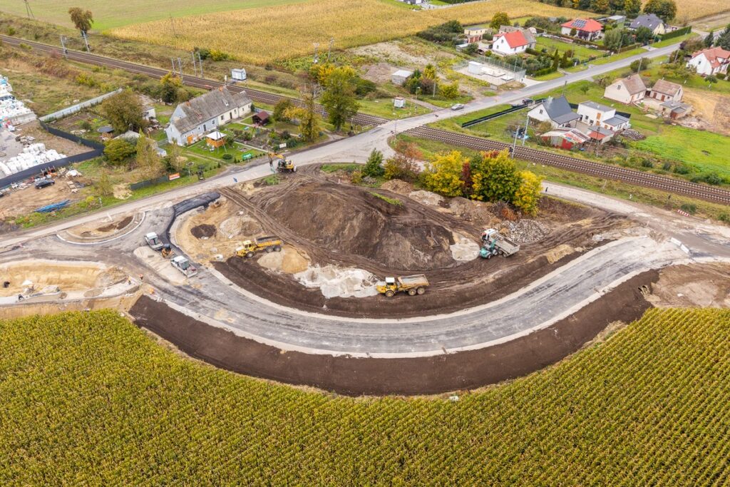 Budowa ronda w Broniewicach, fot. Szymon Zdziebło/tarantoga.pl dla UMWKP