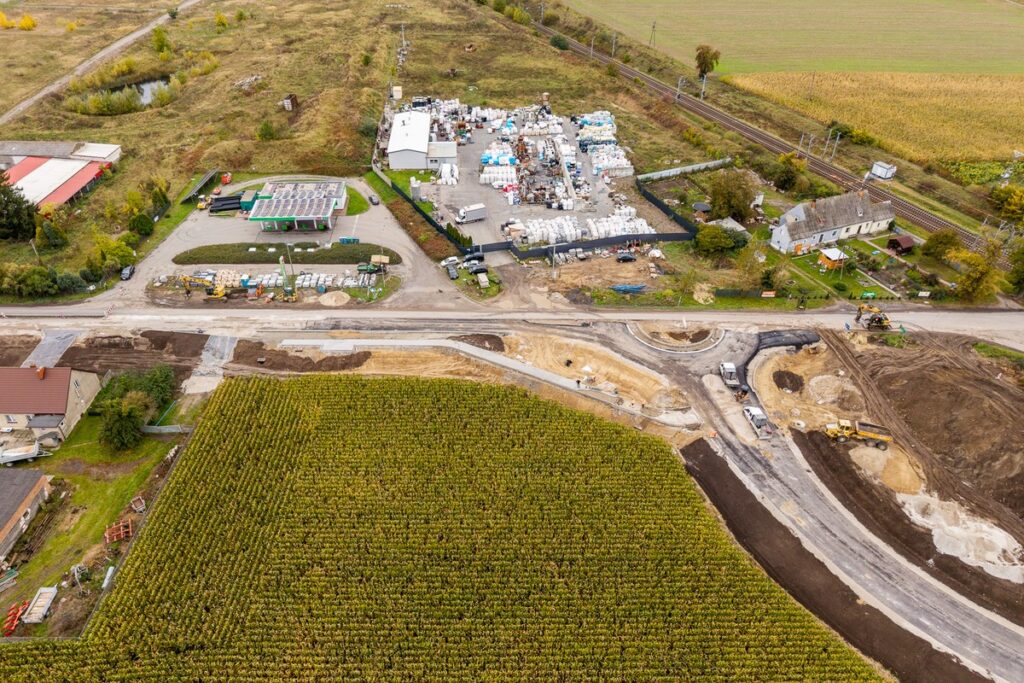 Budowa ronda w Broniewicach, fot. Szymon Zdziebło/tarantoga.pl dla UMWKP