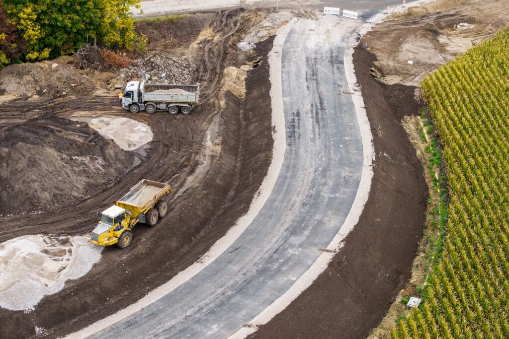 Budowa ronda w Broniewicach, fot. Szymon Zdziebło/tarantoga.pl dla UMWKP
