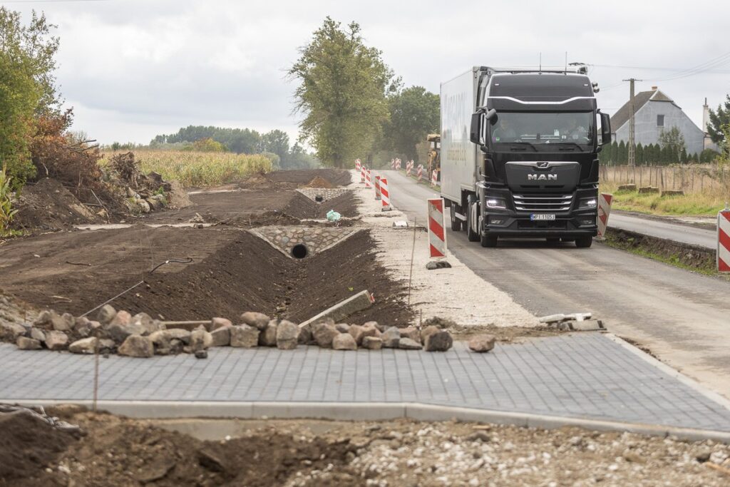 Budowa ronda w Broniewicach, fot. Szymon Zdziebło/tarantoga.pl dla UMWKP