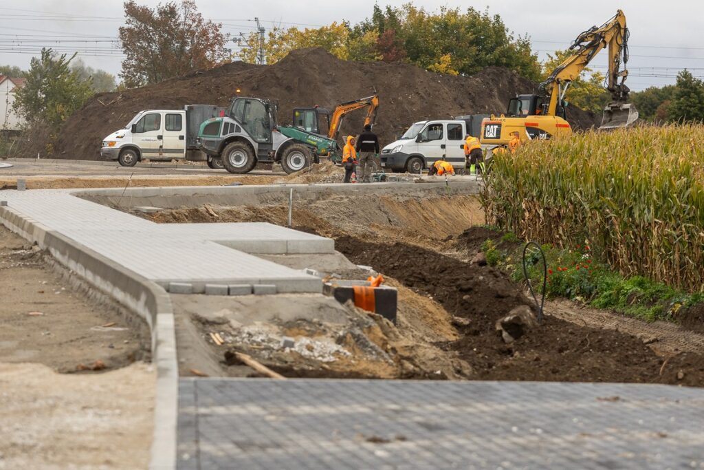 Budowa ronda w Broniewicach, fot. Szymon Zdziebło/tarantoga.pl dla UMWKP