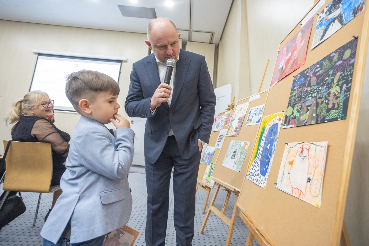 Wręczenie nagród w ubiegłorocznym konkursie plastycznym. Fot. Mikołaj Kuras dla UMWKP