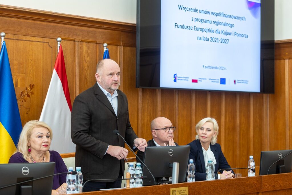 Wręczenie umów FEdKP, 9 października 2025 r., fot. Szymon Zdziebło/tarantoga.pl dla UMWKP Presentation of FEdKP contracts, October 9, 2025, photo by Szymon Zdziebło/tarantoga.pl for the UMWKP