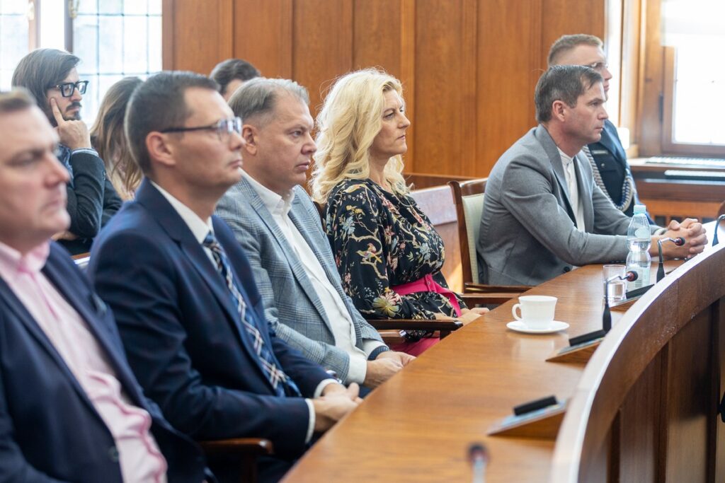 Wręczenie umów FEdKP, 9 października 2025 r., fot. Szymon Zdziebło/tarantoga.pl dla UMWKP Presentation of FEdKP contracts, October 9, 2025, photo by Szymon Zdziebło/tarantoga.pl for the UMWKP