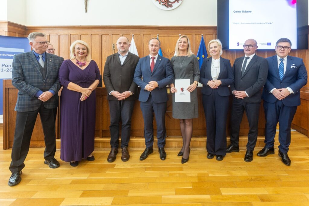 Wręczenie umów FEdKP, 9 października 2025 r., fot. Szymon Zdziebło/tarantoga.pl dla UMWKP Presentation of FEdKP contracts, October 9, 2025, photo by Szymon Zdziebło/tarantoga.pl for the UMWKP