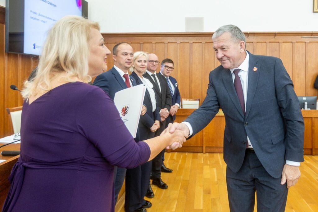 Wręczenie umów FEdKP, 9 października 2025 r., fot. Szymon Zdziebło/tarantoga.pl dla UMWKP Presentation of FEdKP contracts, October 9, 2025, photo by Szymon Zdziebło/tarantoga.pl for the UMWKP