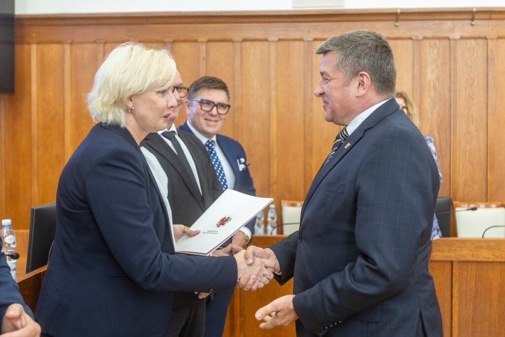 Wręczenie umów FEdKP, 9 października 2025 r., fot. Szymon Zdziebło/tarantoga.pl dla UMWKP Presentation of FEdKP contracts, October 9, 2025, photo by Szymon Zdziebło/tarantoga.pl for the UMWKP