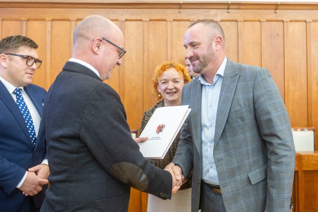 Wręczenie umów FEdKP, 9 października 2025 r., fot. Szymon Zdziebło/tarantoga.pl dla UMWKP Presentation of FEdKP contracts, October 9, 2025, photo by Szymon Zdziebło/tarantoga.pl for the UMWKP