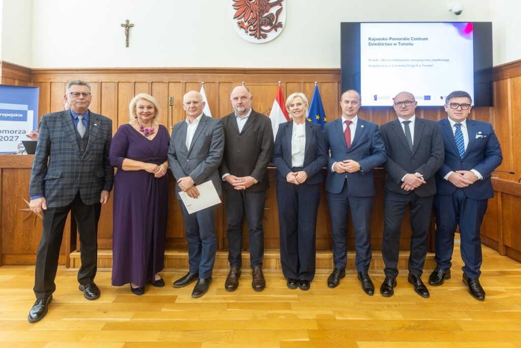 Wręczenie umów FEdKP, 9 października 2025 r., fot. Szymon Zdziebło/tarantoga.pl dla UMWKP Presentation of FEdKP contracts, October 9, 2025, photo by Szymon Zdziebło/tarantoga.pl for the UMWKP