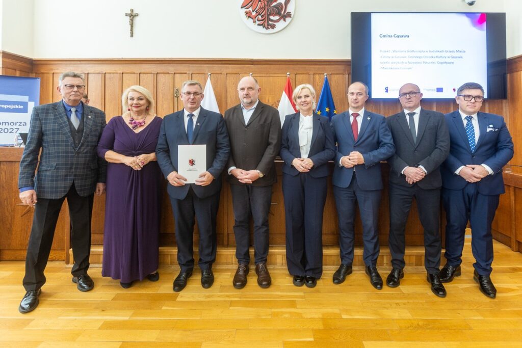 Wręczenie umów FEdKP, 9 października 2025 r., fot. Szymon Zdziebło/tarantoga.pl dla UMWKP Presentation of FEdKP contracts, October 9, 2025, photo by Szymon Zdziebło/tarantoga.pl for the UMWKP