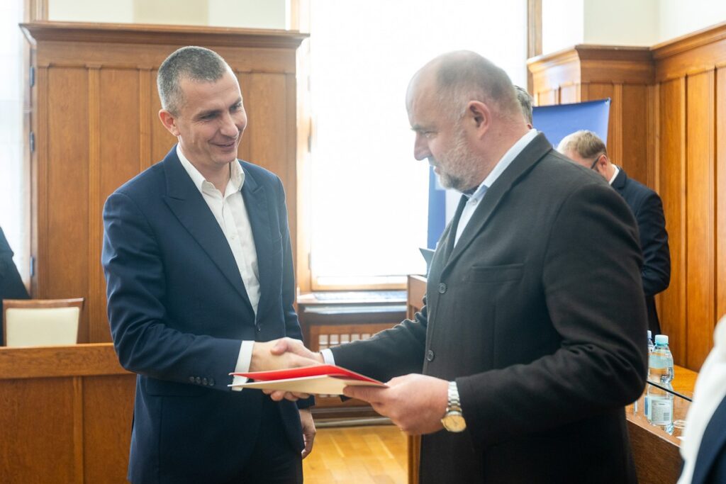 Wręczenie umów FEdKP, 9 października 2025 r., fot. Szymon Zdziebło/tarantoga.pl dla UMWKP Presentation of FEdKP contracts, October 9, 2025, photo by Szymon Zdziebło/tarantoga.pl for the UMWKP