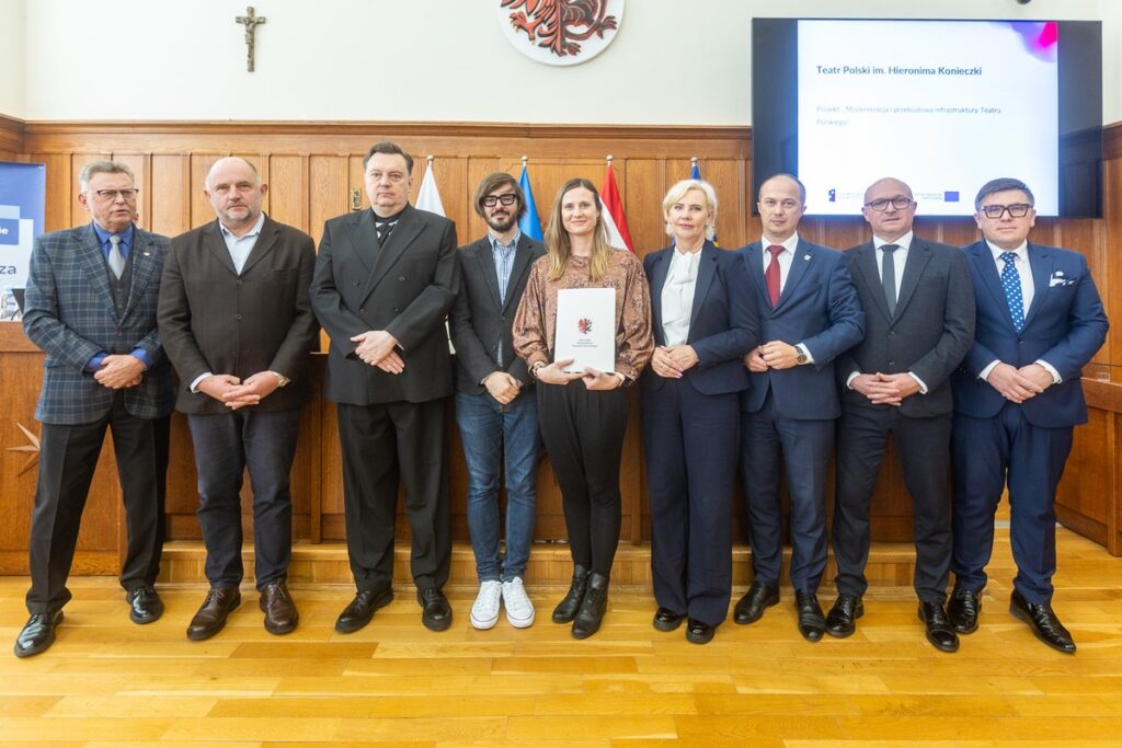 Wręczenie umów FEdKP, 9 października 2025 r., fot. Szymon Zdziebło/tarantoga.pl dla UMWKP Presentation of FEdKP contracts, October 9, 2025, photo by Szymon Zdziebło/tarantoga.pl for the UMWKP