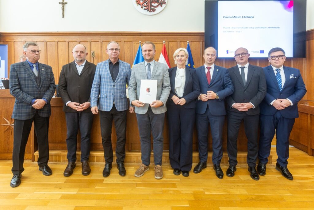 Wręczenie umów FEdKP, 9 października 2025 r., fot. Szymon Zdziebło/tarantoga.pl dla UMWKP Presentation of FEdKP contracts, October 9, 2025, photo by Szymon Zdziebło/tarantoga.pl for the UMWKP