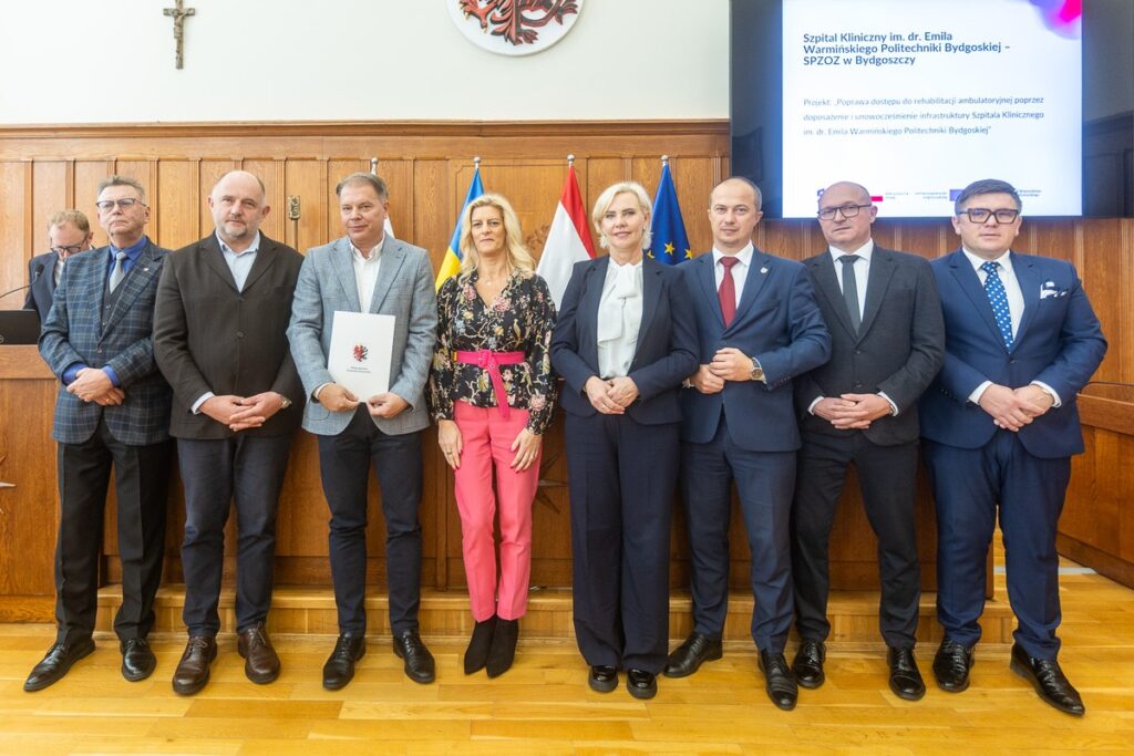 Wręczenie umów FEdKP, 9 października 2025 r., fot. Szymon Zdziebło/tarantoga.pl dla UMWKP Presentation of FEdKP contracts, October 9, 2025, photo by Szymon Zdziebło/tarantoga.pl for the UMWKP