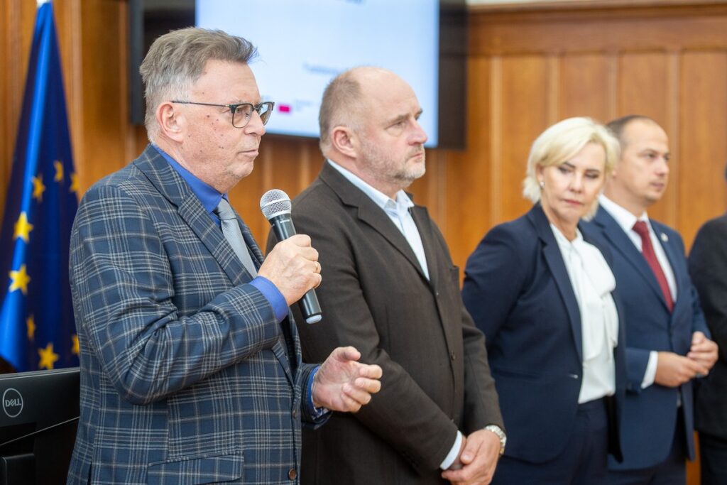 Wręczenie umów FEdKP, 9 października 2025 r., fot. Szymon Zdziebło/tarantoga.pl dla UMWKP Presentation of FEdKP contracts, October 9, 2025, photo by Szymon Zdziebło/tarantoga.pl for the UMWKP