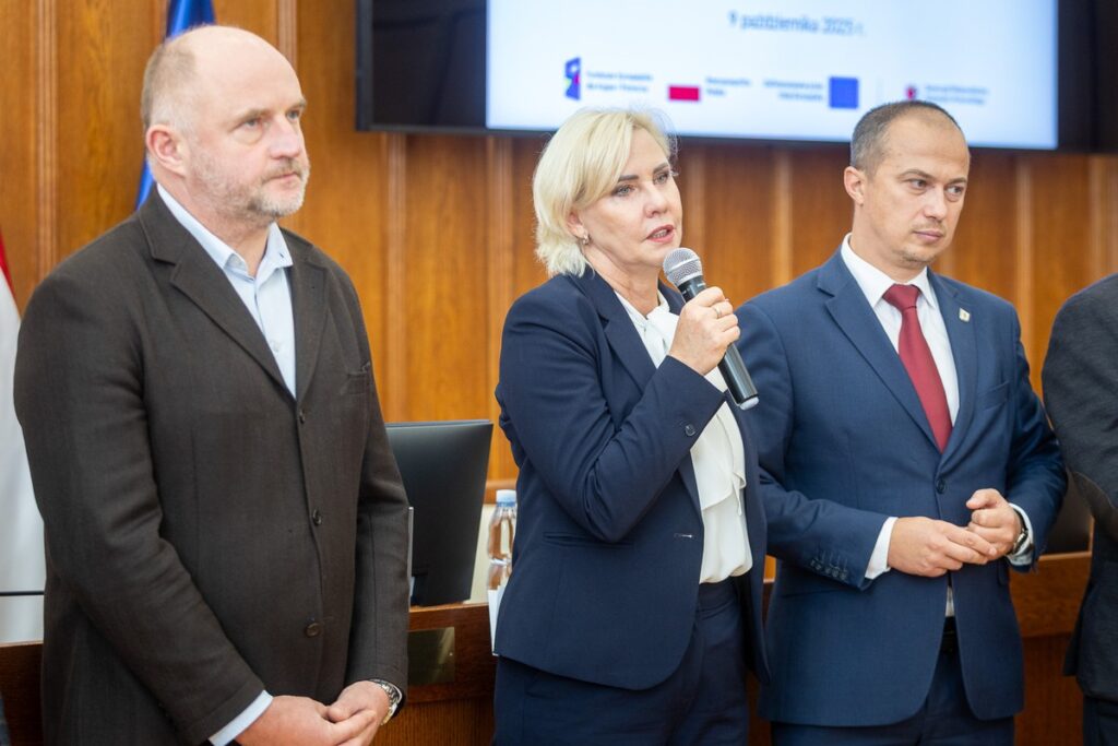 Wręczenie umów FEdKP, 9 października 2025 r., fot. Szymon Zdziebło/tarantoga.pl dla UMWKP Presentation of FEdKP contracts, October 9, 2025, photo by Szymon Zdziebło/tarantoga.pl for the UMWKP