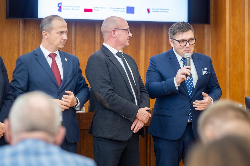 Wręczenie umów FEdKP, 9 października 2025 r., fot. Szymon Zdziebło/tarantoga.pl dla UMWKP Presentation of FEdKP contracts, October 9, 2025, photo by Szymon Zdziebło/tarantoga.pl for the UMWKP