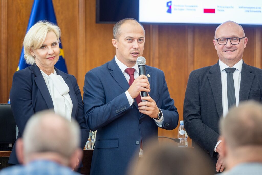 Wręczenie umów FEdKP, 9 października 2025 r., fot. Szymon Zdziebło/tarantoga.pl dla UMWKP Presentation of FEdKP contracts, October 9, 2025, photo by Szymon Zdziebło/tarantoga.pl for the UMWKP