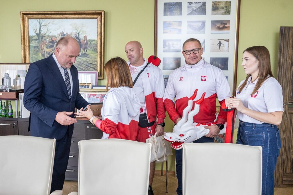 Spotkanie marszałka z zawodnikami Stowarzyszenia Sportów Wodnych Dragon Chełmno, fot. Szymon Zdziebło/tarantoga.pl dla UMWKP