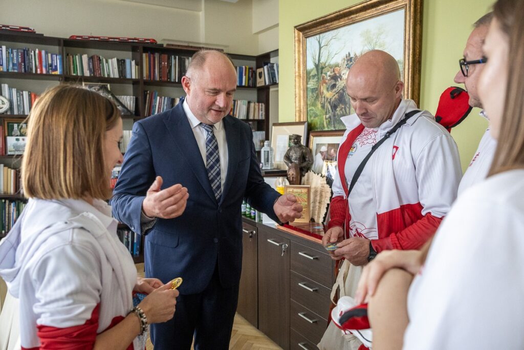 Spotkanie marszałka z zawodnikami Stowarzyszenia Sportów Wodnych Dragon Chełmno, fot. Szymon Zdziebło/tarantoga.pl dla UMWKP