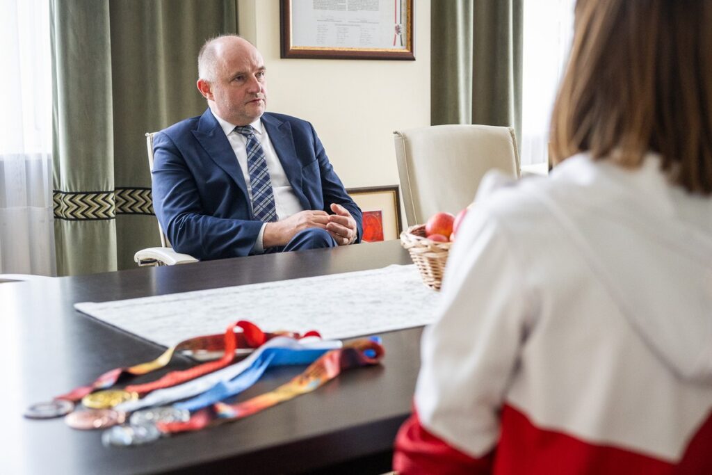 Spotkanie marszałka z zawodnikami Stowarzyszenia Sportów Wodnych Dragon Chełmno, fot. Szymon Zdziebło/tarantoga.pl dla UMWKP