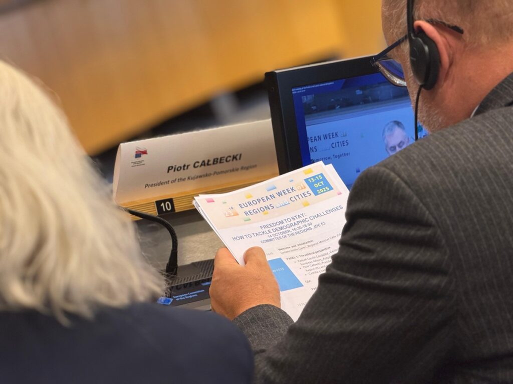 Marszałek Piotr Całbecki podczas sesji plenarnej Komitetu Regionów, fot. Mieszko Matusiak/UMWKP