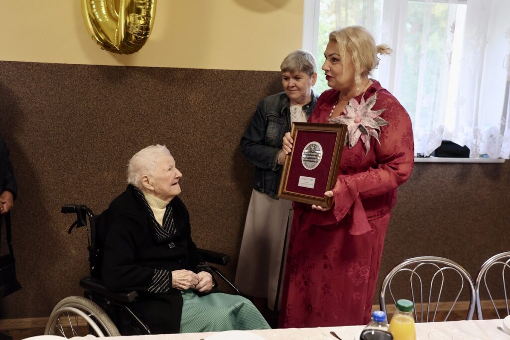 Presentation of the Unitas Durat medal to Anna Katulska, photo by Andrzej Goiński / UMWKP