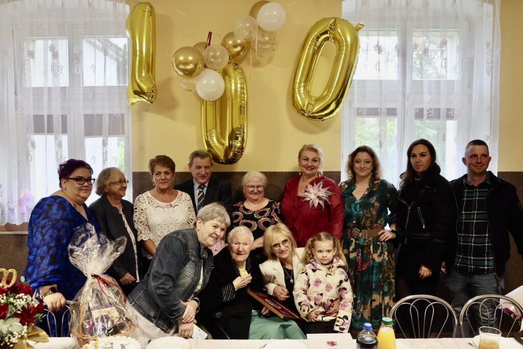 Presentation of the Unitas Durat medal to Anna Katulska, photo by Andrzej Goiński / UMWKP