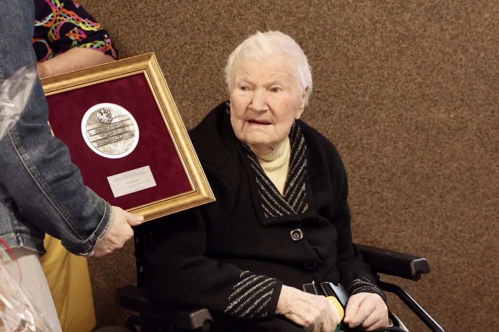 Presentation of the Unitas Durat medal to Anna Katulska, photo by Andrzej Goiński / UMWKP