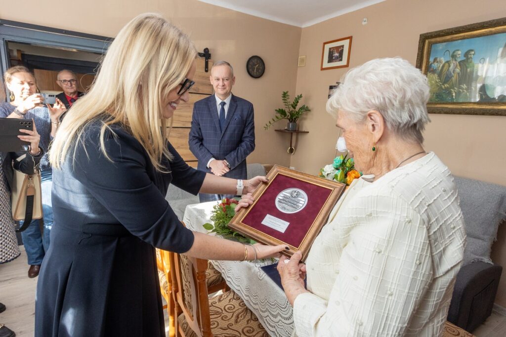 Presentation of the Unitas Durat medal to Genowefa Hejmanowska, photo by Mikołaj Kuras for the UMWKP