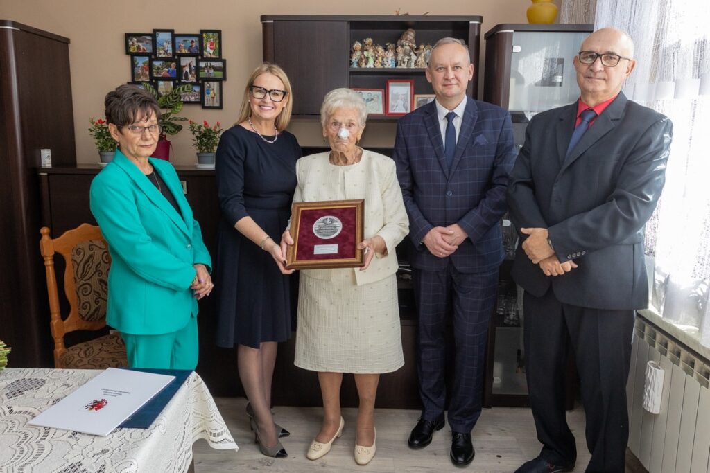 Presentation of the Unitas Durat medal to Genowefa Hejmanowska, photo by Mikołaj Kuras for the UMWKP