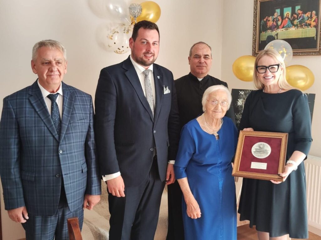 Presentation of the Unitas Durat medal to Marianna Chabecka, photo by the UMWKP