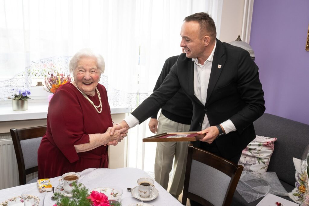 Presentation of the Unitas Durat medal to Stanisława Pawlak, photo by Tomasz Czachorowski / eventphoto.com.pl for the UMWKP