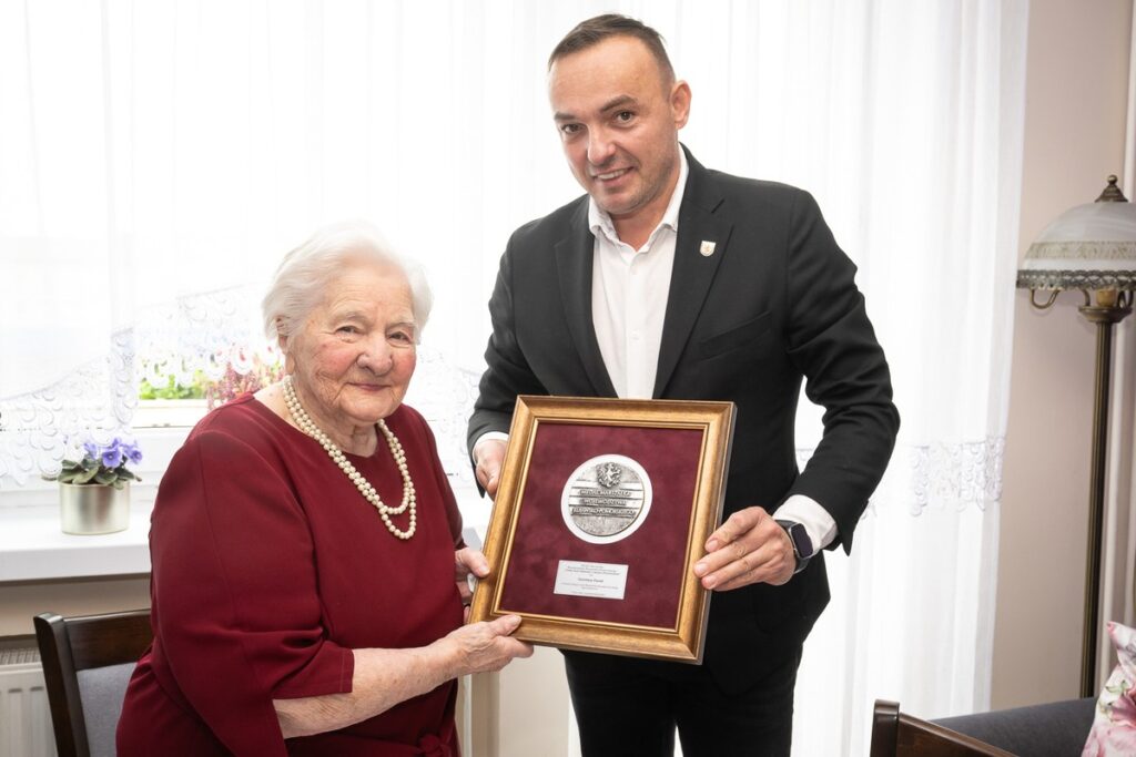 Presentation of the Unitas Durat medal to Stanisława Pawlak, photo by Tomasz Czachorowski / eventphoto.com.pl for the UMWKP