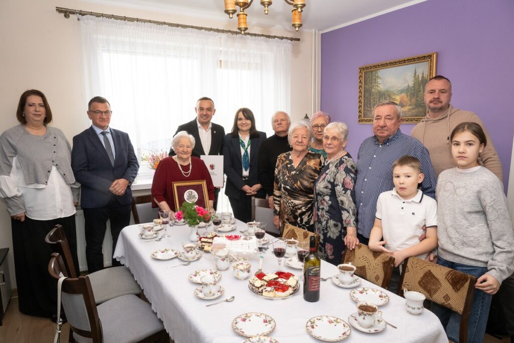 Presentation of the Unitas Durat medal to Stanisława Pawlak, photo by Tomasz Czachorowski / eventphoto.com.pl for the UMWKP