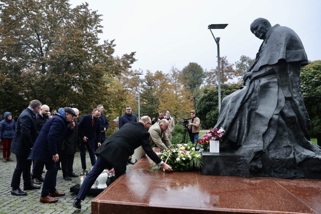 Ceremonia złożenia kwiatów pod toruńskim pomnikiem Jana Pawła II, fot. Andrzej Goiński/UMWKP Laying of flowers ceremony at the John Paul II monument in Toruń, photo by Andrzej Goiński/UMWKP