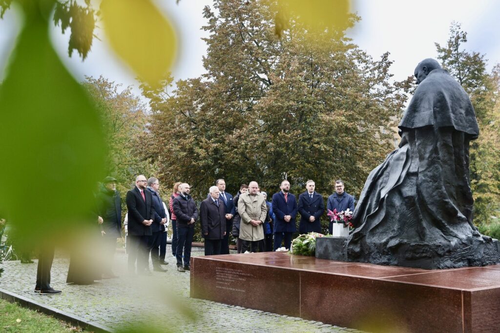 Ceremonia złożenia kwiatów pod toruńskim pomnikiem Jana Pawła II, fot. Andrzej Goiński/UMWKP Laying of flowers ceremony at the John Paul II monument in Toruń, photo by Andrzej Goiński/UMWKP