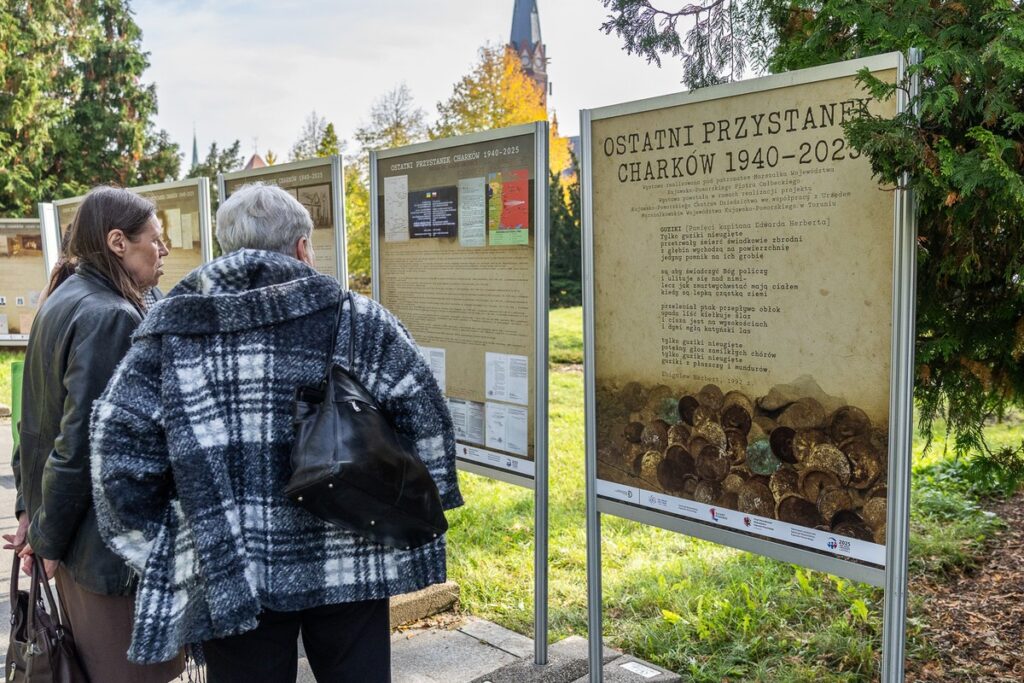 Opening of the outdoor exhibition “Last Stop Kharkiv 1940–2025”, photo by Szymon Zdziebło / tarantoga.pl for UMWKP