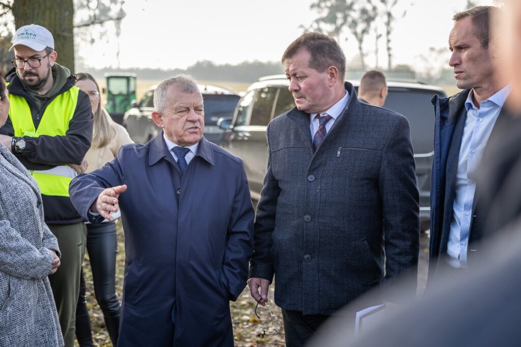 Nasadzenia wzdłuż DW 266, fot. Szymon Zdziebło/tarantoga.pl dla UMWKP