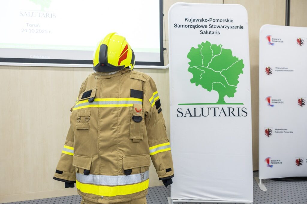 Przekazanie sprzętu dla OSP od Stowarzyszenia Salutaris, fot. Szymon Zdziebło/tarantoga.pl dla UMWKP