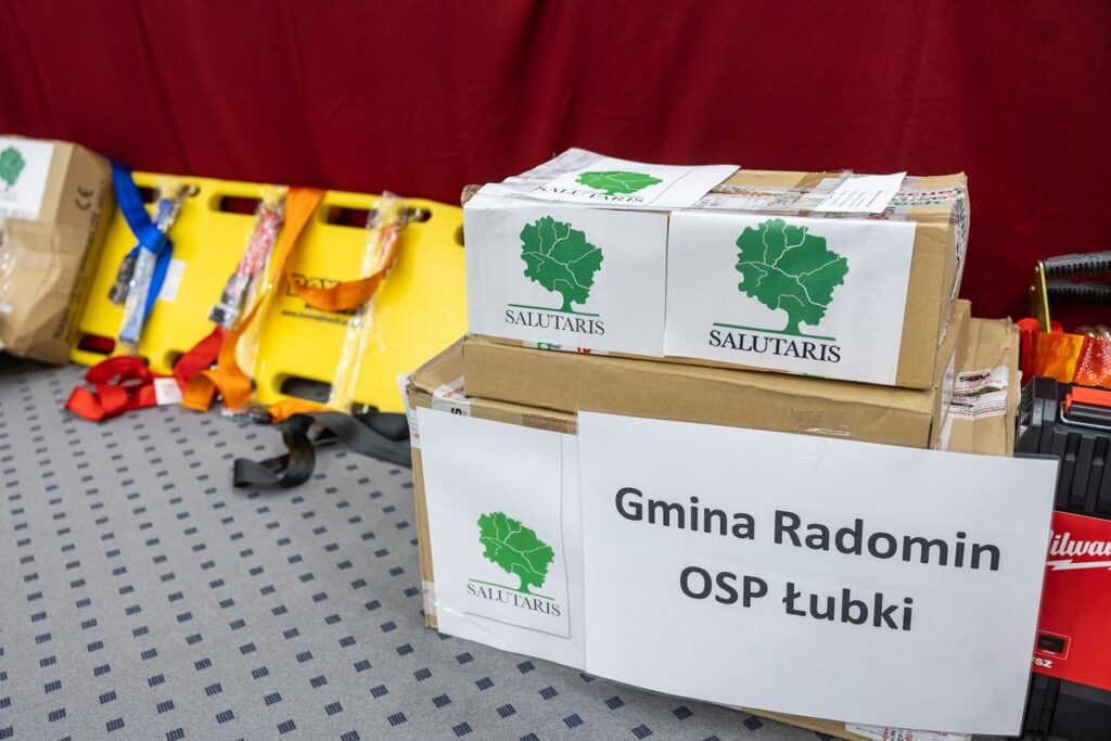 Przekazanie sprzętu dla OSP od Stowarzyszenia Salutaris, fot. Szymon Zdziebło/tarantoga.pl dla UMWKP