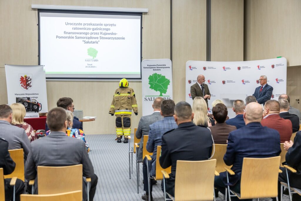 Przekazanie sprzętu dla OSP od Stowarzyszenia Salutaris, fot. Szymon Zdziebło/tarantoga.pl dla UMWKP