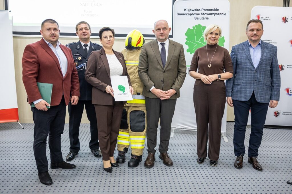 Przekazanie sprzętu dla OSP od Stowarzyszenia Salutaris, fot. Szymon Zdziebło/tarantoga.pl dla UMWKP