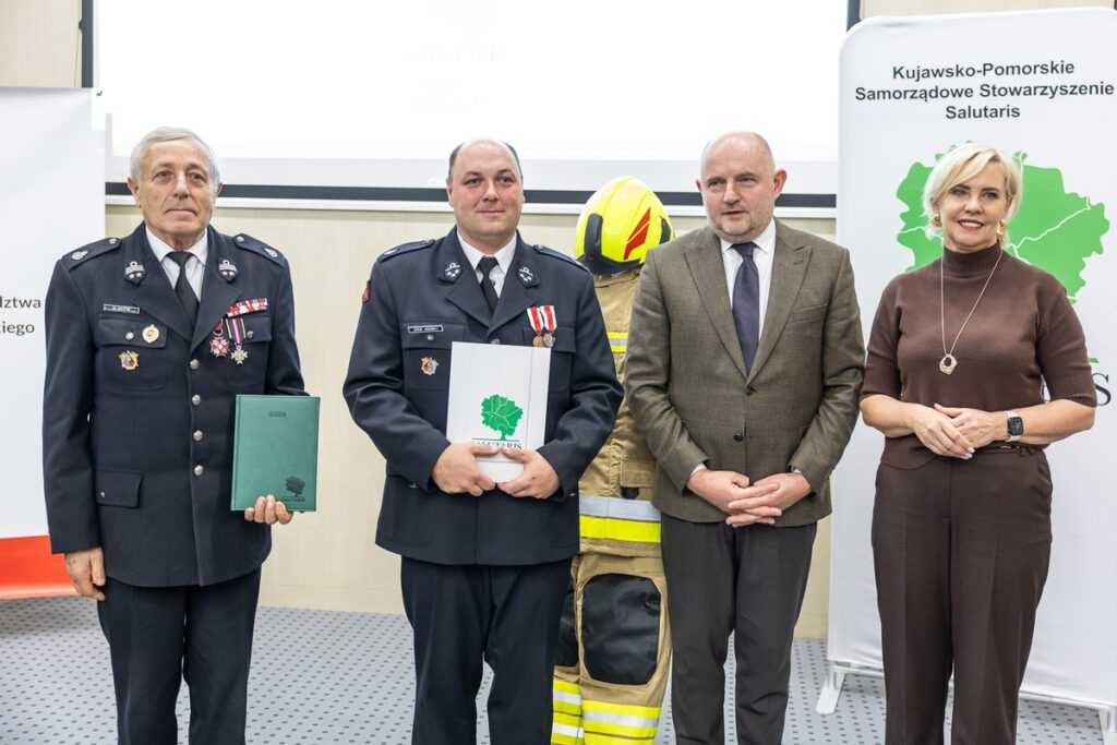 Przekazanie sprzętu dla OSP od Stowarzyszenia Salutaris, fot. Szymon Zdziebło/tarantoga.pl dla UMWKP