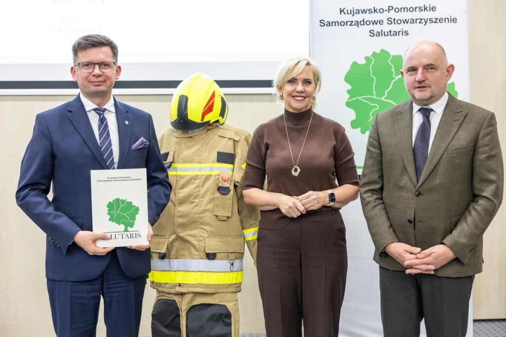 Przekazanie sprzętu dla OSP od Stowarzyszenia Salutaris, fot. Szymon Zdziebło/tarantoga.pl dla UMWKP