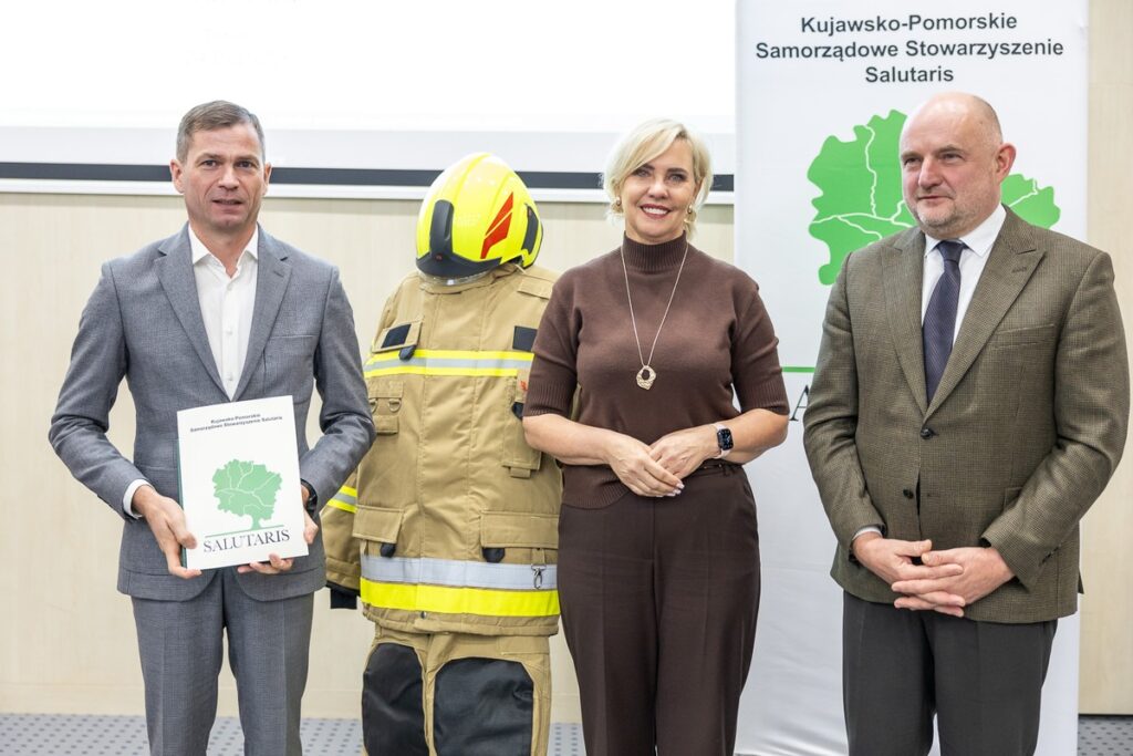 Przekazanie sprzętu dla OSP od Stowarzyszenia Salutaris, fot. Szymon Zdziebło/tarantoga.pl dla UMWKP