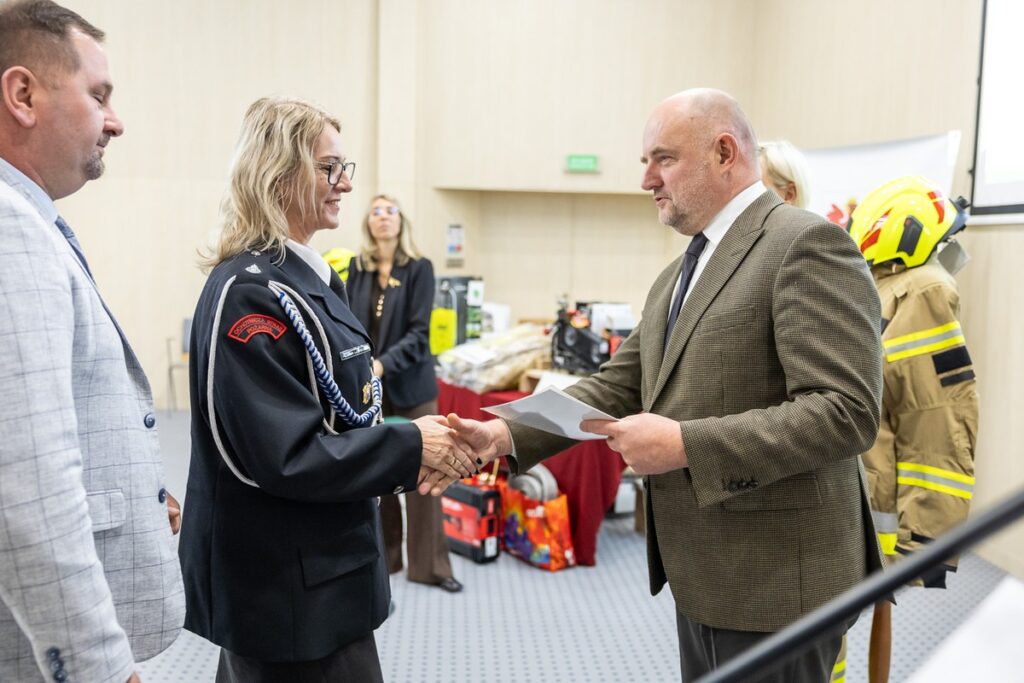 Przekazanie sprzętu dla OSP od Stowarzyszenia Salutaris, fot. Szymon Zdziebło/tarantoga.pl dla UMWKP